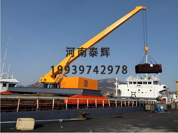 如何确保船用起重机在复杂海况下的稳定性