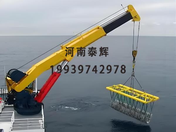 船用起重机在海上补给中起到什么作用