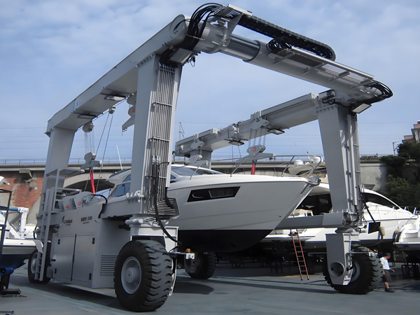 游艇轮胎吊作业时需要规避哪些安全隐患