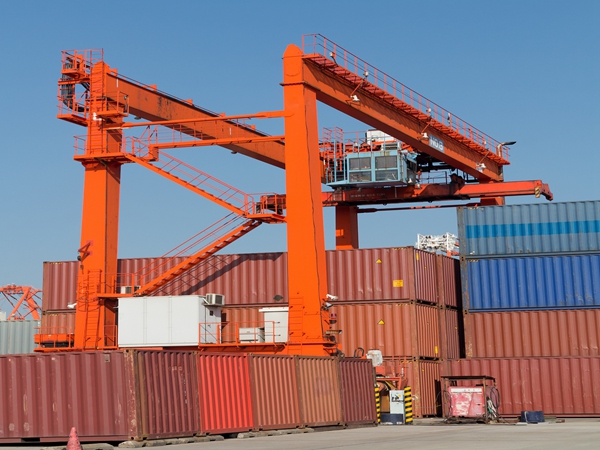 堆场轨道设计对集装箱龙门吊作业有何限制